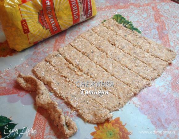 Также поступаем со второй частью теста. Раскатываем в прямоугольник, делим на полосочки. Чтобы разные варианты овсяных палочек отличать, в данном случае я немного закрутила палочки в виде спиралек.