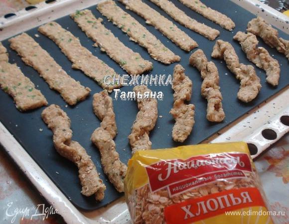 Перекладываем заготовки на противень, смазанный маслом или на силиконовый коврик. Нужно быть осторожным и помогать лопаточкой, так как тесто нежное. Ставим выпекаться в разогретую до 190°С духовку на 20 — 25 минут. 