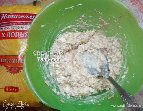 Соединяем с масляно-яичной массой овсяные хлопья с молоком, оба вида сыра. Перемешиваем.