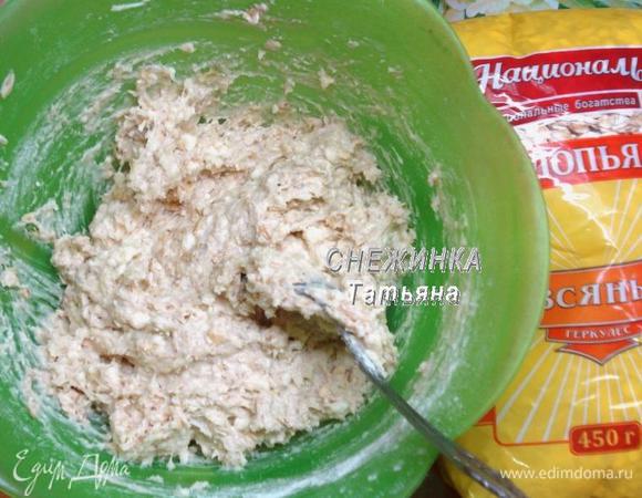 Просеиваем в тесто пшеничную муку вместе с содой и разрыхлителем. Вымешиваем ложкой. Тесто получается вязкое.