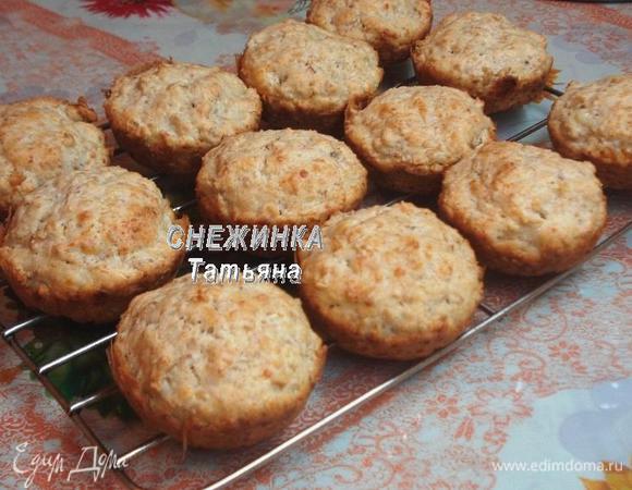 Выпекаем в разогретой до 180°С духовке 15 — 20 минут до готовности, можно проверить зубочисткой. Время выпечки зависит от величины пышек. Остужаем на решетке.