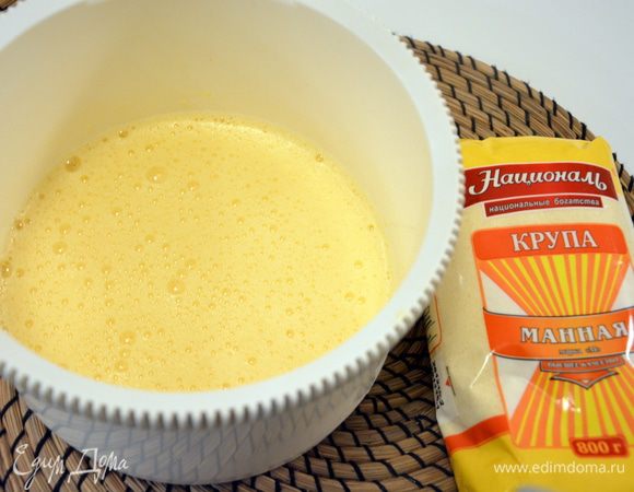 Взбить яйца с сахаром на водяной бане до пышной пены.