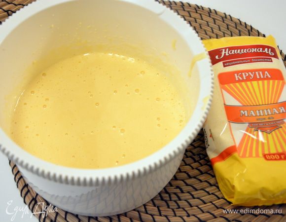 Добавить йогурт, манную крупу ТМ «Националь», растительное масло, ванилин, перемешать.