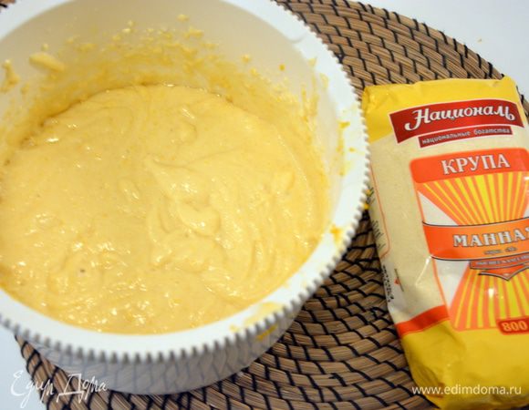 Добавить просеянную муку, разрыхлитель, апельсиновую цедру и перемешать.