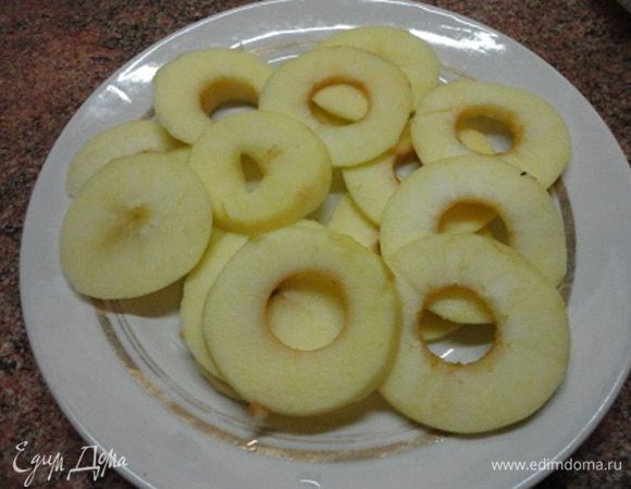 Яблоки очистить от кожицы и сердцевины и нарезать тонкими кружочками. Чем тоньше кружочки, тем лучше пропекутся оладьи.