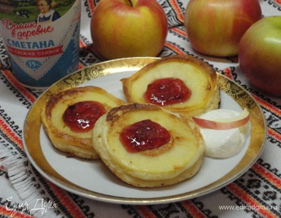 Мальчики, естественно, едят со сметаной, а девочки предпочитают с малиновым джемом. Оба варианта вкусны.