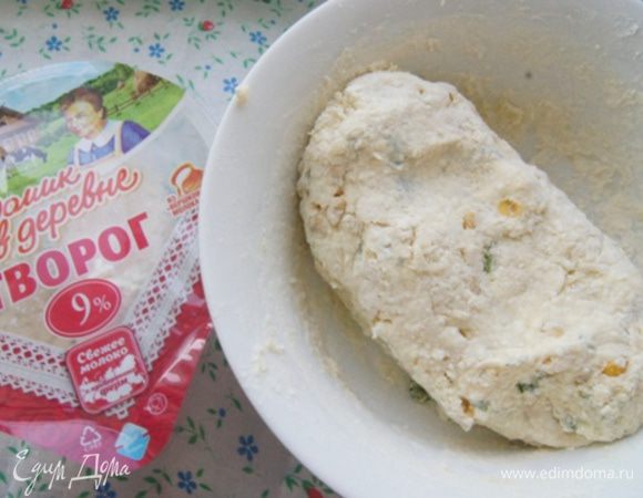 Добавить муку. Замесить тесто.