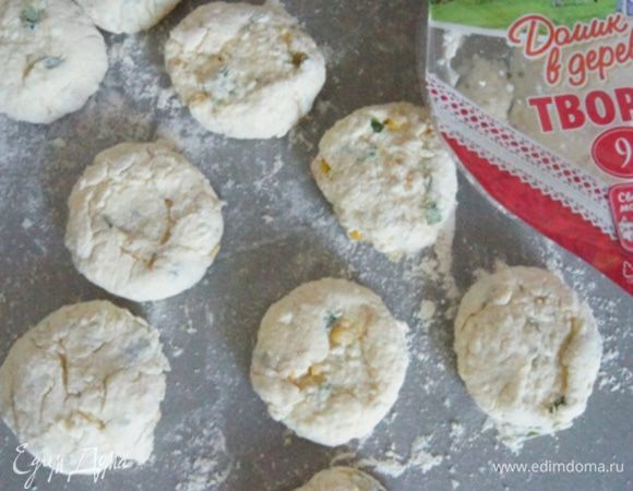 На присыпанной мукой поверхности, сформировать сырники. Из этого количества продуктов выходит 10 больших или 14 маленьких.
