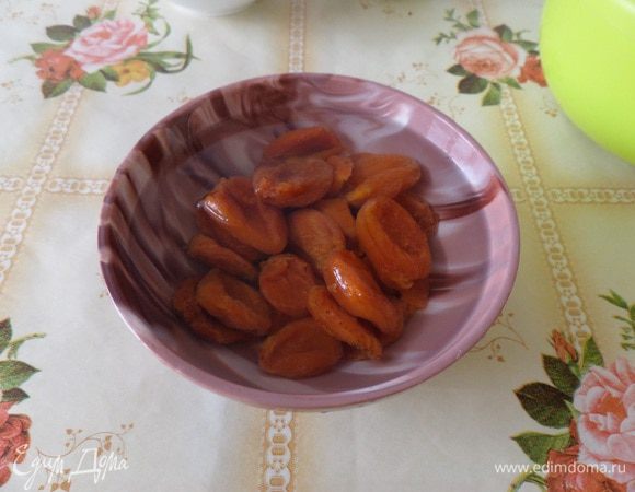 Курагу промываем водой. Кладем в чашку и заливаем горячей водой.