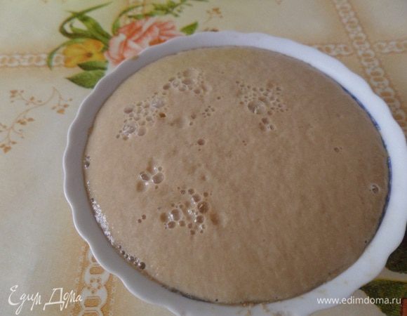 В чашечку кладем дрожжи и 1 ст. л. сахара. Добавляем 5 ст. л. теплой воды. Перемешиваем. Ждем появления «шапочки».