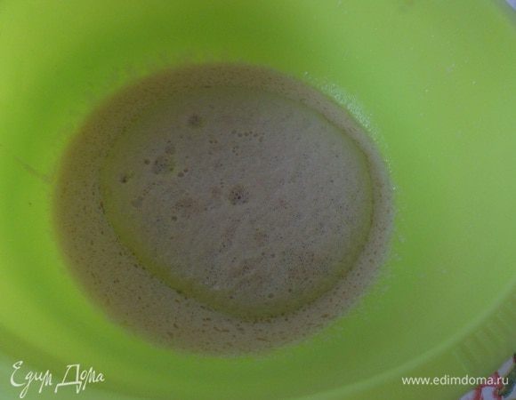  Добавляем дрожжевую смесь. Перемешиваем.