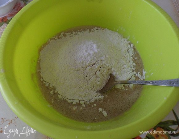 Добавляем просеянную муку. Замешиваем тесто.