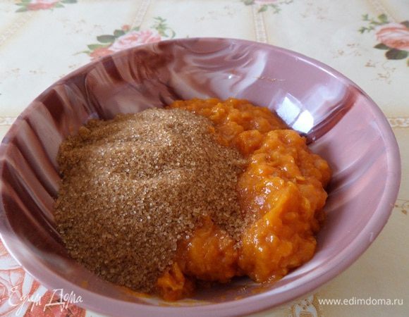 Выкладываем в чашку, добавляем оставшийся сахар. Перемешиваем.