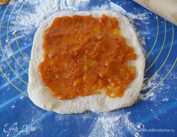 Тесто делим на 5 частей. Каждую часть теста раскатываем в лепешку шириной около 18 см. Выкладываем курагу. Равномерно распределяем начинку.