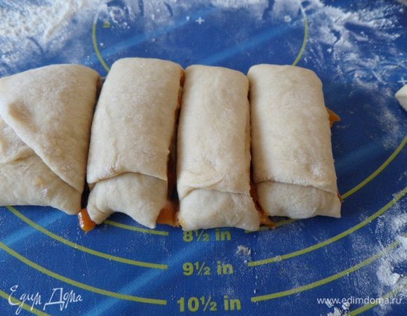 Нарезаем поперек на кусочки шириной 3 см. 

