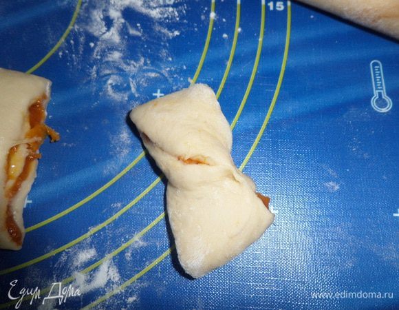 Перекручиваем их в центре. Делаем таким образом «бантики», пока не закончится тесто и начинка.