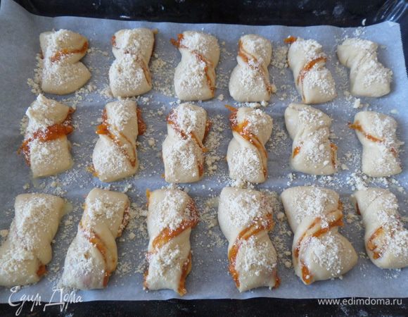 Выкладываем «бантики» на противень, смазываем желтком, присыпаем посыпкой (масло+сахар+мука). Накрываем противень полотенцем и оставляем на 30 минут.
