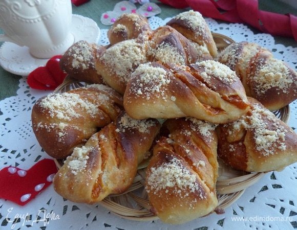 Немного остужаем и подаем булочки-«бантики». Приятного аппетита!
