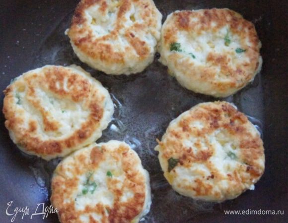 Жарить сырники на растительном масле до готовности.