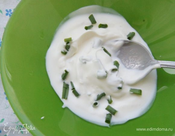 Соус к сырниками сделать из сметаны «Домик в деревне», зеленого лука, чеснока и соли.