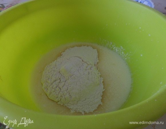 Добавляем просеянную муку и дрожжи.