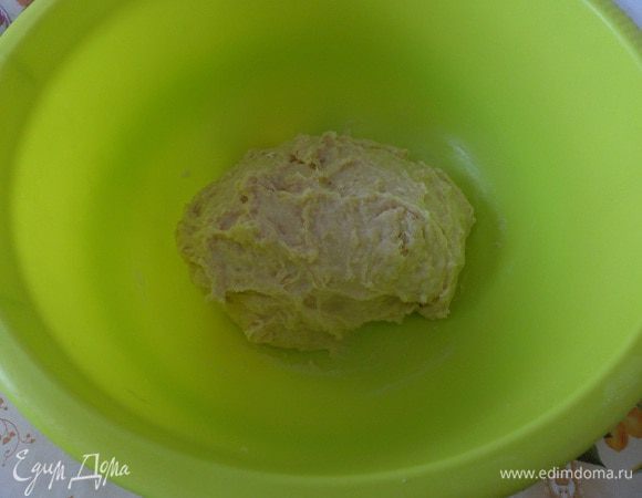 Замешиваем тесто. Накрываем чашку полотенцем и оставляем в теплом месте на 1 — 1,5 часа.