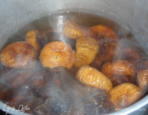 В кастрюлю наливаем 400 мл воды, кладем промытый шиповник. Ставим на огонь. Варим 10 минут после закипания. Процеживаем. В полученный отвар кладем промытый инжир и изюм. Варим 10 минут после закипания, добавив 1 ст. л. сахара. Остужаем. 
