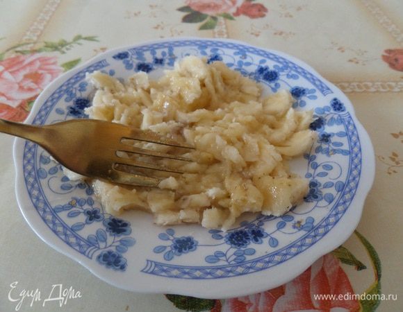 Очищенный банан разминаем вилкой.
