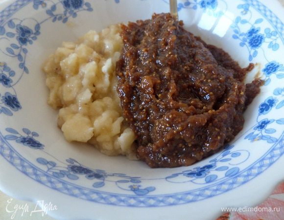 Выкладываем в чашку банан и смесь из сухофруктов. Перемешиваем. Начинка готова.
