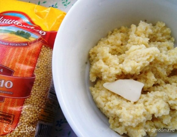 Пшено ТМ «Националь» отварить до готовности, согласно инструкции. Я варила 1 часть пшена на 2 стакана воды. В готовую кашу добавить сливочное масло и перемешать, тщательно растерев ложкой. В ингредиентах указана масса уже готовой каши. Чем более рассыпчатой и сухой будет пшено, тем более плотными получатся конфеты.