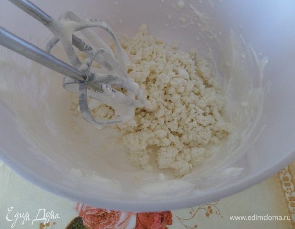 Яичный белок взбиваем с 3 ст. л. сахара. Добавляем творог. Перемешиваем. Начинка готова.
