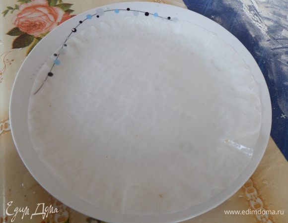 Лист рисовой бумаги на 2 — 4 секунды опускаем в воду.