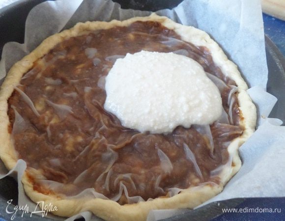 Поверх рисовой бумаги выкладываем творожную начинку. 
