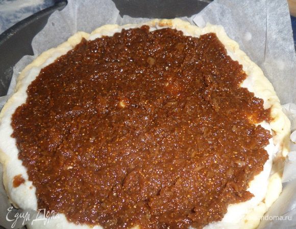 Поверх второго листа рисовой бумаги выкладываем оставшуюся начинку из сухофруктов и банана.