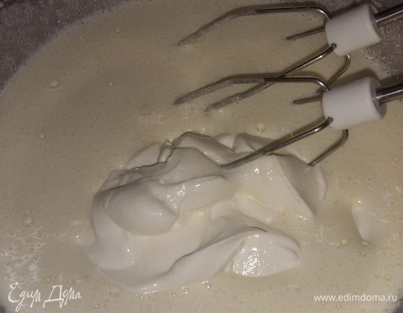 Яйца хорошо взбить с сахаром. Соду погасить уксусом. Добавить к яйцам соду, сметану. Все хорошо перемешать до однородности.