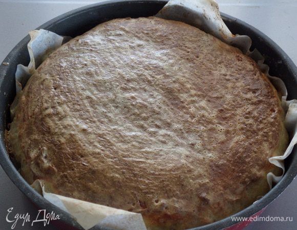 Смазываем пирог желтком. Ставим в разогретую духовку. Выпекаем 30 минут при 180°С. 
Затем смазываем сливочным маслом. Остужаем.
