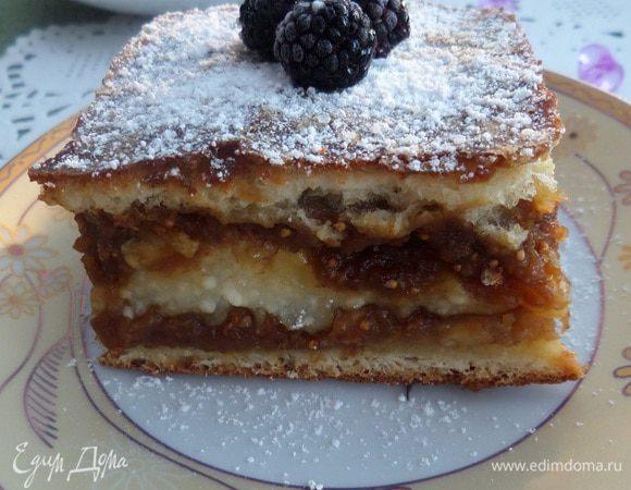 Нарезаем пирог на порции, присыпаем сахарной пудрой и украшаем ягодами. Приятного аппетита!