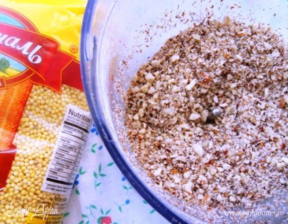 Орехи и сахарную пудру смолоть и всыпать к пшену.