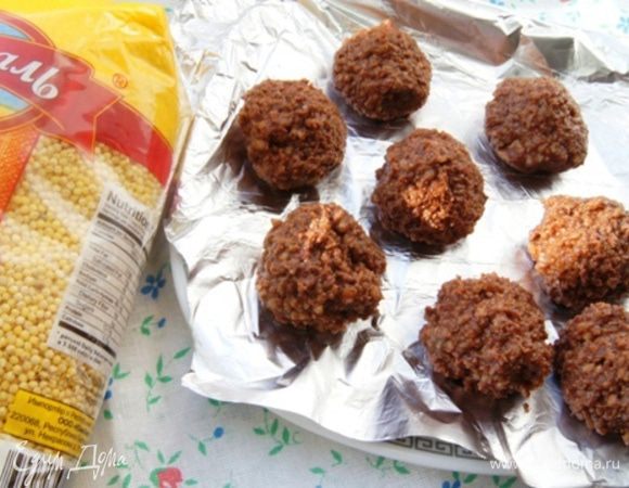 Влажными руками сформировать небольшие шарики. Убрать в холодильник или в морозилку. В морозилке они остыли быстрее, где-то за полчаса.
