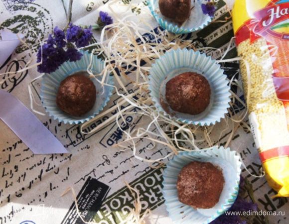 Теперь обвалять конфетки в смеси какао и сахарной пудры и угощать близких.