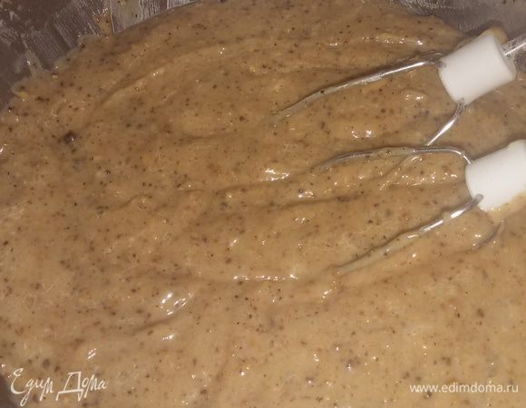 В яичную массу добавить муку и орехи. Все хорошо перемешать. 
Форму для выпекания смазать маслом. Выпекать 35 минут при температуре 200°С.