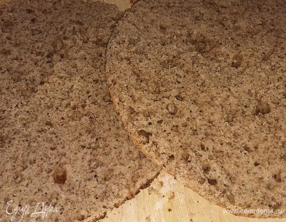 Испеченный корж оставить на немного в форме. Потом вытащить и остудить на решетке.
Уже остывший корж разрезать на два тонких коржика.