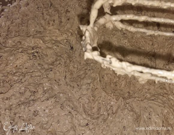 Желатин растопить в теплой воде. Лимон очистить от кожуры и порезать на небольшие кусочки. 
Измельчить блендером до однородной массы чернослив, лимон, желатин и сахар.
Сливки взбить до устойчивых пиков. Потом смешать их с черносливовой массой.