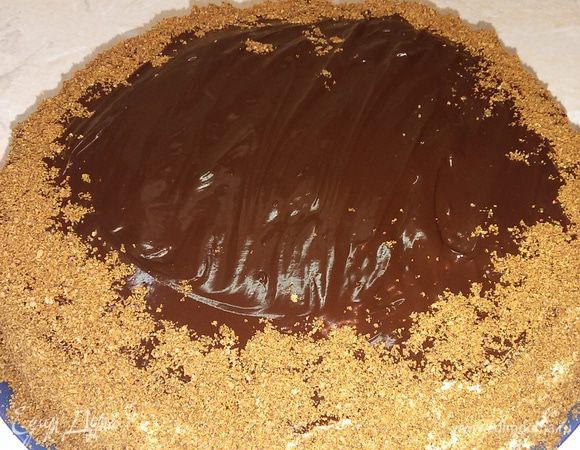 Коржи хорошо промазать кремом. Бока тоже им смазать. 
Для глазури растопить шоколад в сливках со сливочным маслом. Я это делаю в микроволновке. 
Залить верх торта. Обсыпать бока крошкой. 
Поставить в холодильник для пропитки на несколько часов. Лучше на ночь.
Приятного чаепития.