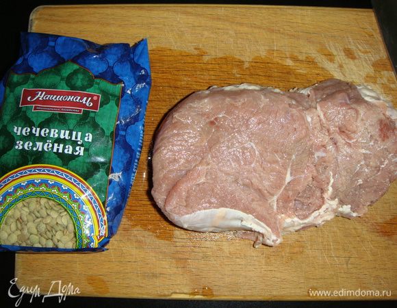 Говядину помыть и обсушить бумажным полотенцем. Нарезать тонкими полосками. Сковороду нагреть, налить подсолнечное масло, выложить мясо. Готовить под закрытой крышкой до испарения жидкости.