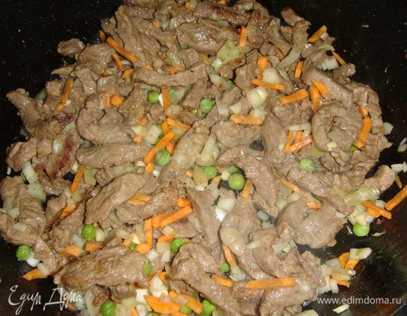 Как в сковороде испарится жидкость добавить к мясу овощи, посолить, всыпать приправу и тушить минут 15 под закрытой крышкой.