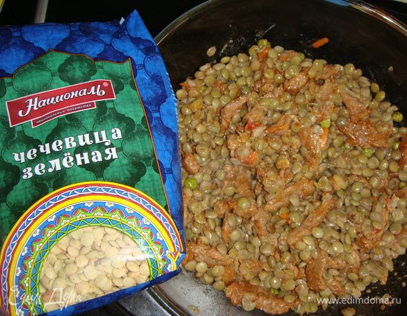 К мясу выложить чечевицу и перемешать, залить бульоном. И поставить в разогретую до 190°С духовку на 30 минут. Через 30 минут духовку выключить. Укроп помыть, нарезать и выложить в кастрюлю. Перемешать, накрыть крышкой и оставить в духовке на 5 минут.