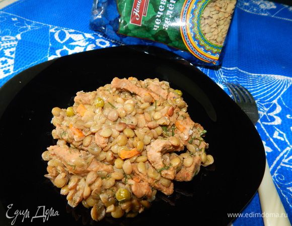 Чечевицу с тушеным мясом подавать к столу горячей с соленьями. Приятного аппетита !