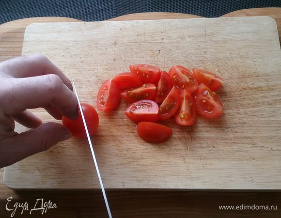 Черри помидоры режем на дольки.