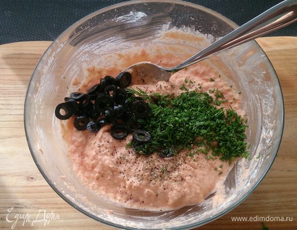 Добавляем к паштету укроп и маслины, обязательно щедро свежемолотый перец.